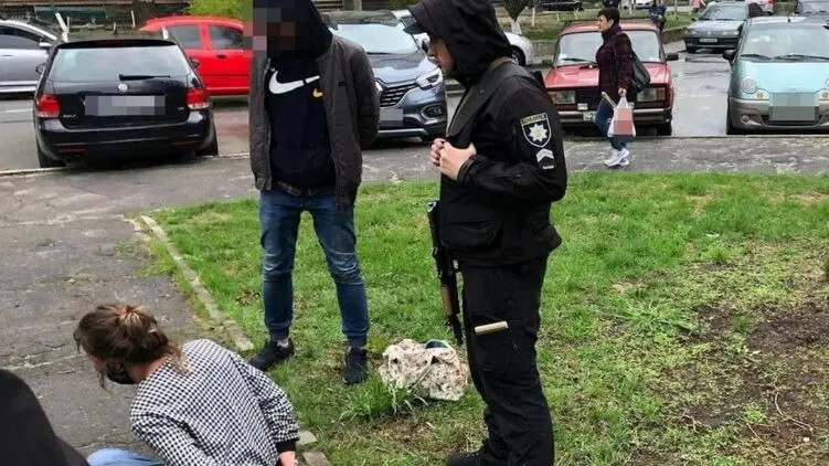 В Ровенской области пьяная женщина ударила полицейскую бутылкой по голове
