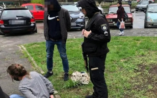 В Ровенской области пьяная женщина ударила полицейскую бутылкой по голове