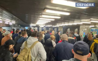 Киевляне штурмуют метрополитен после выходных