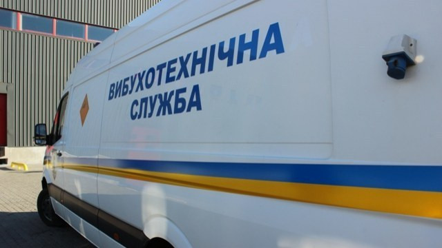 Масове мінування ТРЦ та метро в Києві: поліція евакуює людей