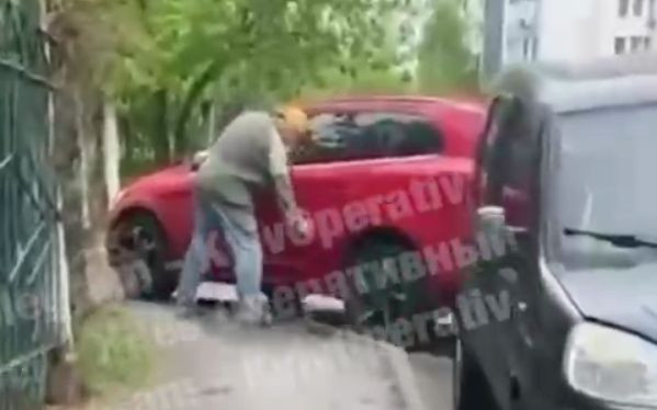 В Киеве мужчина повредил авто «героя парковки», видео