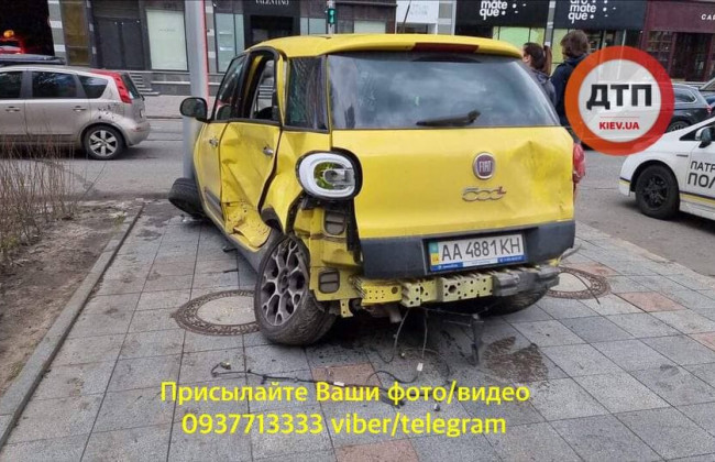В Киеве авто от удара вылетело на тротуар и сбило пешехода, фото