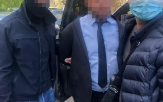 2,6 млн грн за сприяння у виділенні землі: затримано двох високопосадовців та посередника
