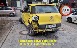 В Киеве авто от удара вылетело на тротуар и сбило пешехода, фото