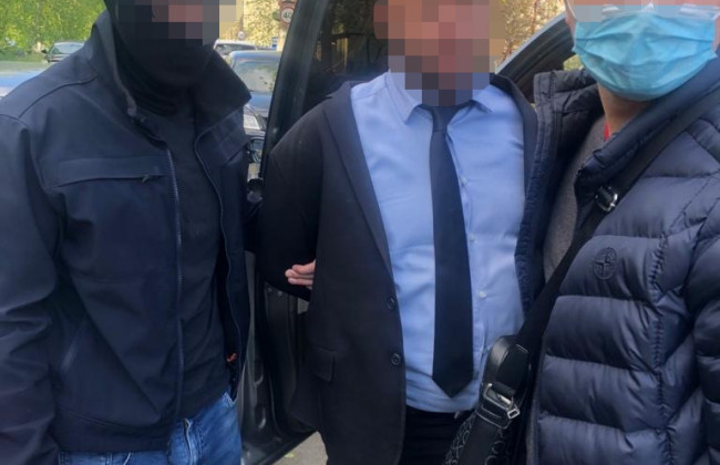 2,6 млн грн за сприяння у виділенні землі: затримано двох високопосадовців та посередника