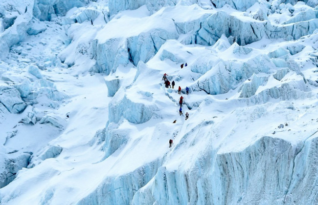 Опасения Covid распространяются на Эвересте: альпинисты рискуют заразиться, достигая вершины мира