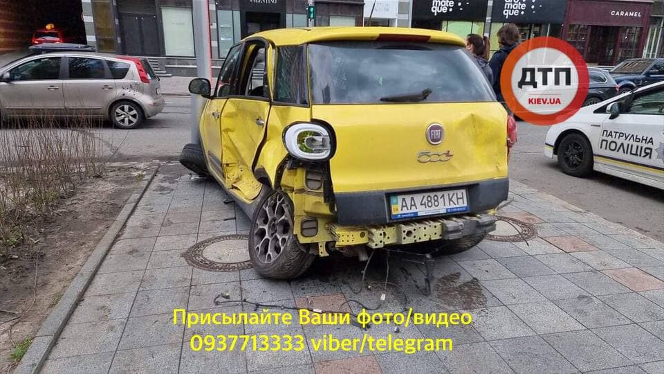 В Киеве авто от удара вылетело на тротуар и сбило пешехода, фото