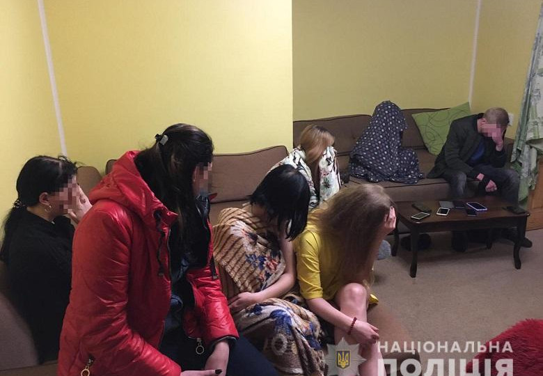 Оказывали интимные услуги в центре Киева: полиция разоблачила сутенершу и 50 работниц, фото
