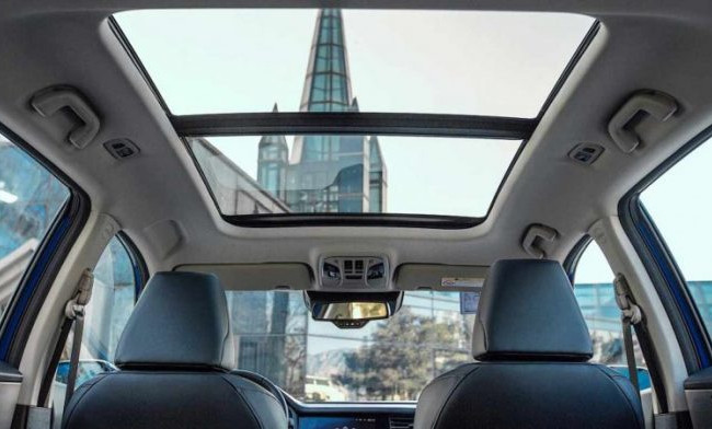 Авто с люком: в чем опасность для водителя