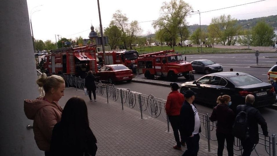 У Києві на паркінгу спалахнуло авто