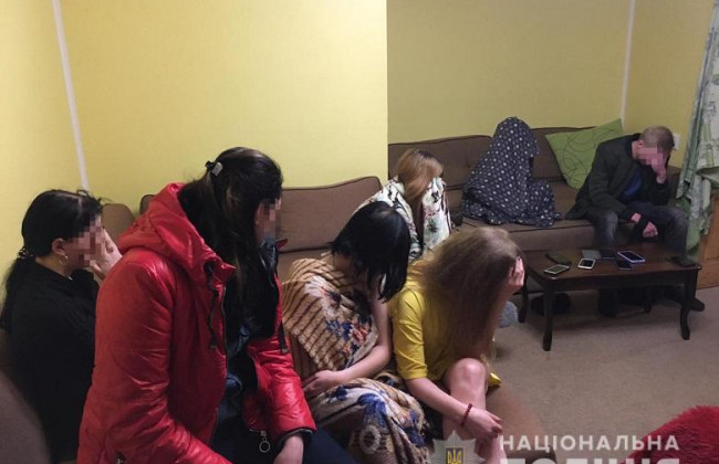 Оказывали интимные услуги в центре Киева: полиция разоблачила сутенершу и 50 работниц, фото