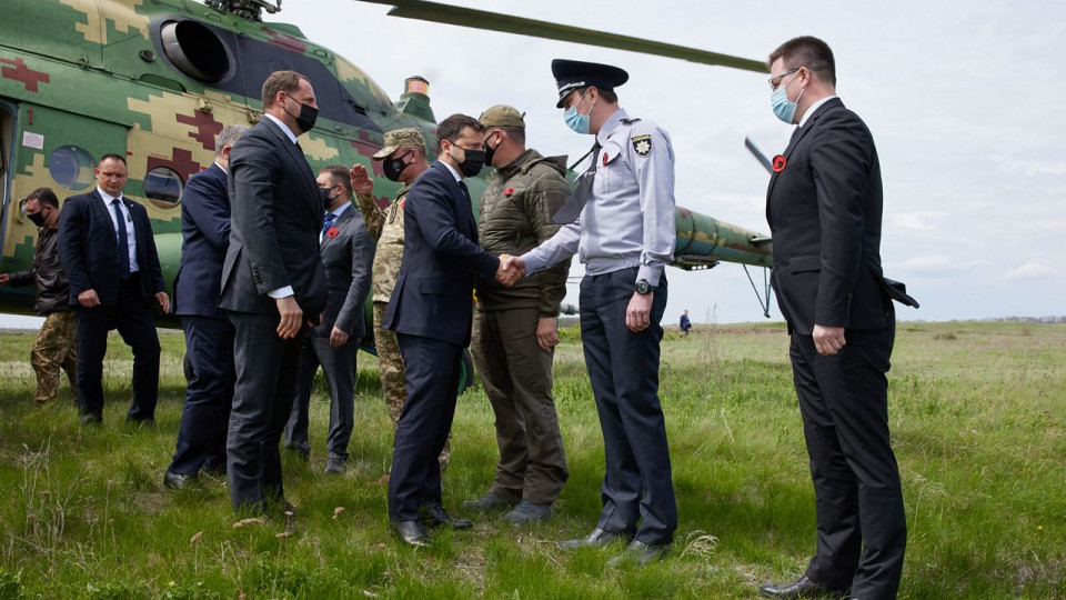 Зеленский вместе с послами G7 прибыл на Донбасс