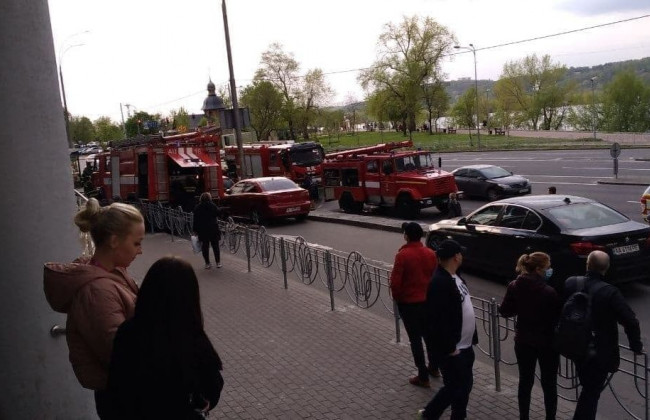 У Києві на паркінгу спалахнуло авто