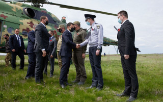 Зеленский вместе с послами G7 прибыл на Донбасс