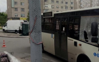 В Киеве водитель легковушки набросился на маршрутку