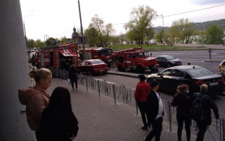 У Києві на паркінгу спалахнуло авто