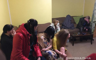 Оказывали интимные услуги в центре Киева: полиция разоблачила сутенершу и 50 работниц, фото