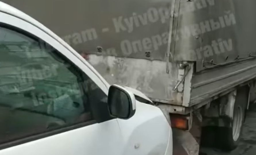 Странное ДТП в Киеве: «Газель» врезалась в Renault, видео