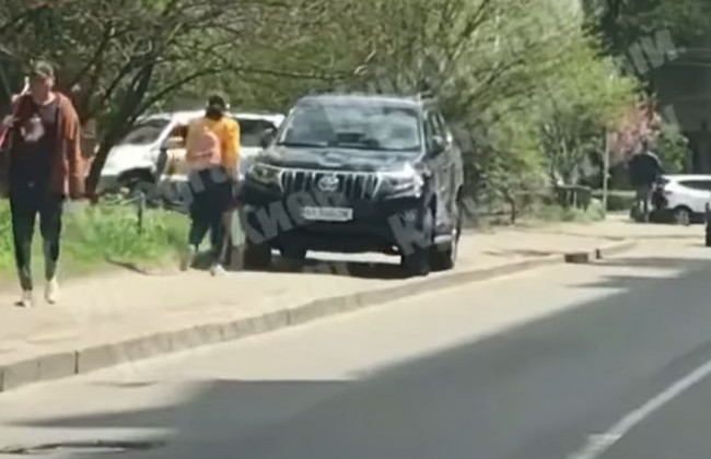 Киевлян возмутил «герой парковки» на внедорожнике, видео