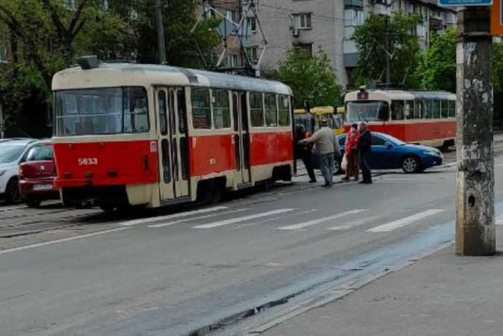 В Киеве сошел с рельсов трамвай, фото