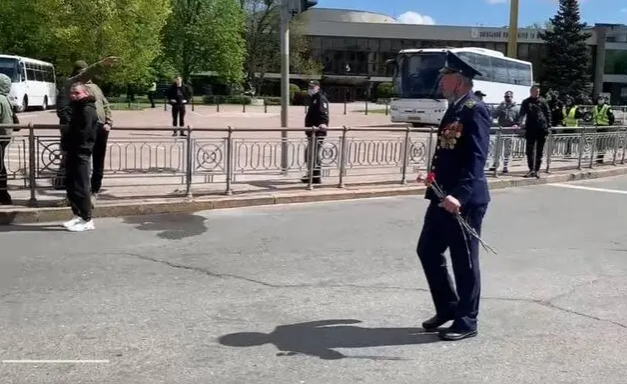 Провокация возле парка Славы: националисты зиговали в сторону ветеранов