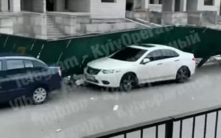 В Киеве возле новостройки «устал» забор, видео
