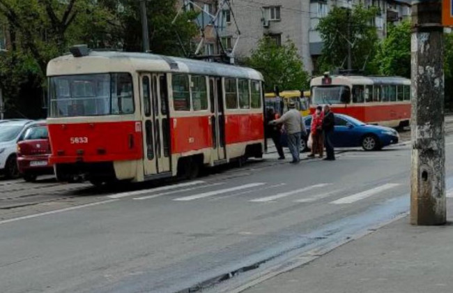 В Киеве сошел с рельсов трамвай, фото