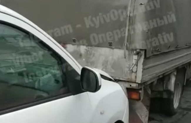 Странное ДТП в Киеве: «Газель» врезалась в Renault, видео