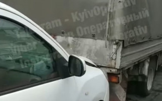 Странное ДТП в Киеве: «Газель» врезалась в Renault, видео