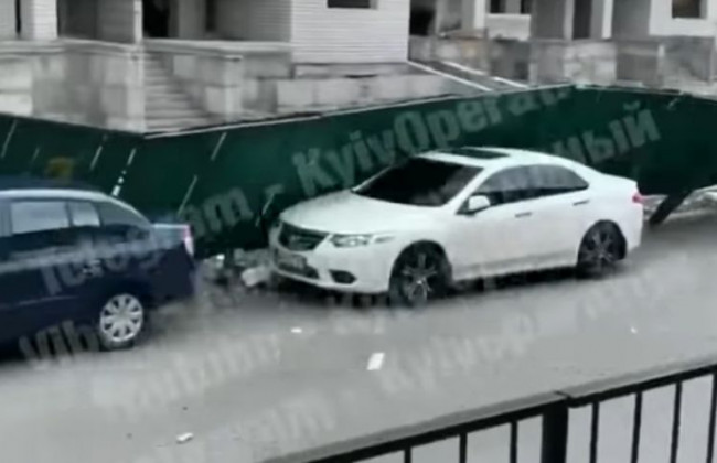 В Киеве возле новостройки «устал» забор, видео