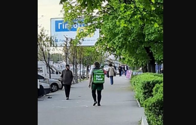 В Киеве фейковый курьер выманивал у прохожих деньги