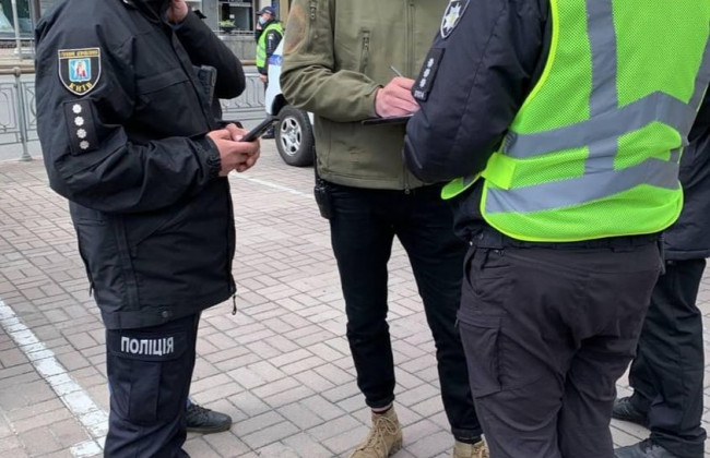 Київські поліцейські покарали хлопця, який зігував у сторону ветеранів