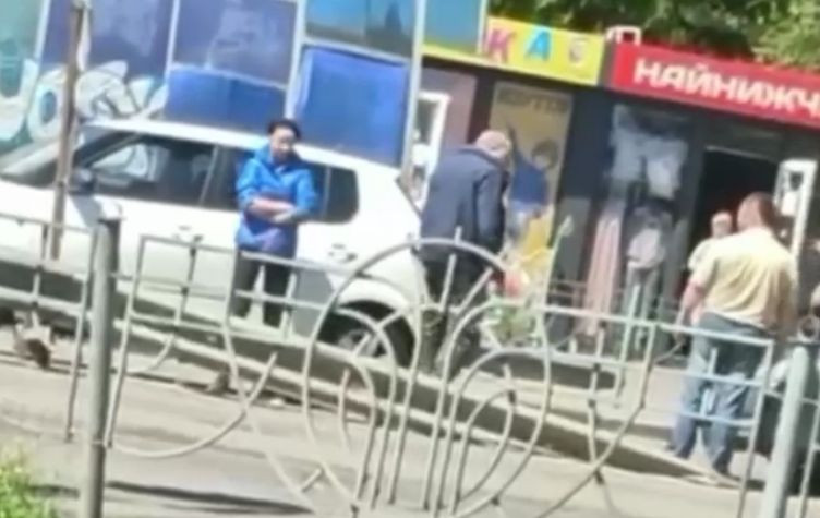 В Киеве водители устроили драку после ДТП, видео