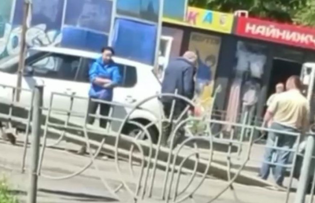 В Киеве водители устроили драку после ДТП, видео