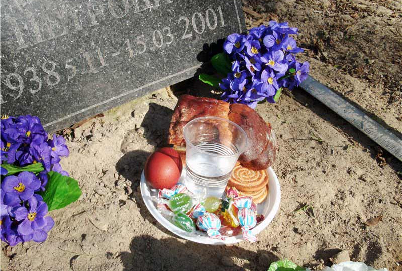Под Одессой 6-летний мальчик напился водки на кладбище: его экстренно госпитализировали