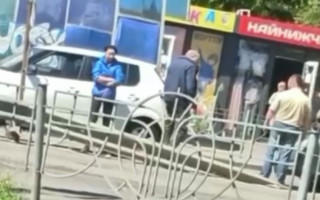 В Киеве водители устроили драку после ДТП, видео