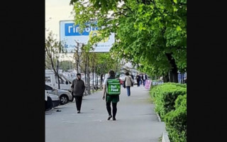 В Киеве фейковый курьер выманивал у прохожих деньги
