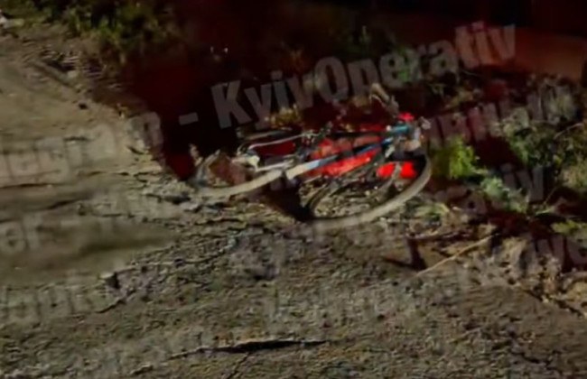 Смертельное ДТП под Киевом: легковушка снесла велосипедистку, видео