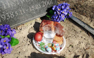 Под Одессой 6-летний мальчик напился водки на кладбище: его экстренно госпитализировали