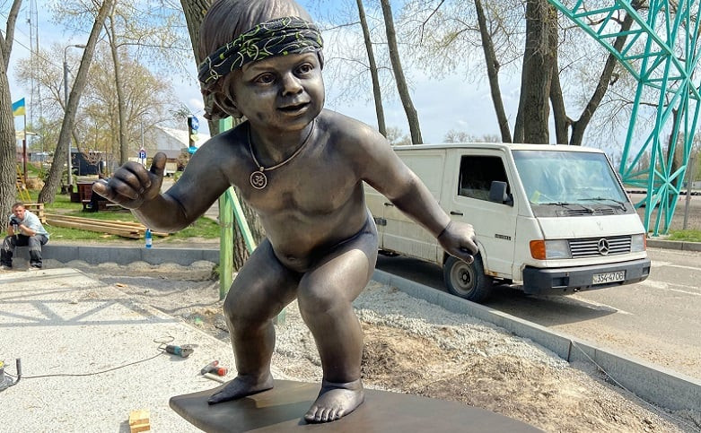 До дня Києва відкриють скульптуру Малюка-серфінгіста