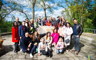 В Киеве в Мариинском парке появился памятник матерям: фото