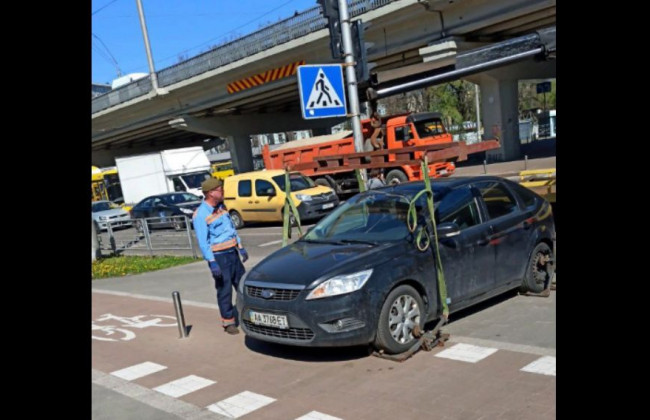 В Киеве «герой парковки» перекрыл движение велосипедистам и пешеходам, фото