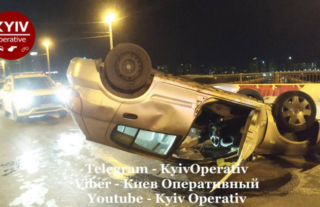 3,4 промилле: на мосту Патона перевернулась Nissan с пьяным водителем, фото