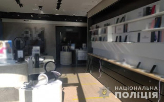На Оболони мужчина за раз вынес 17 телефонов из магазина, фото