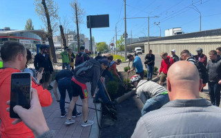 У Києві активісти зняли асфальт на парковці, яку облаштували на місці велодоріжки та газону
