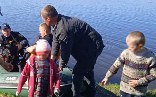 Дрейфовали в деревянной лодке: в Хмельницкой области спасли трех маленьких детей