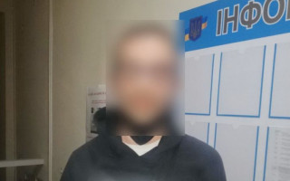У Львові чоловік розмалював фасад історичної будівлі Личаківського райсуду, його затримали
