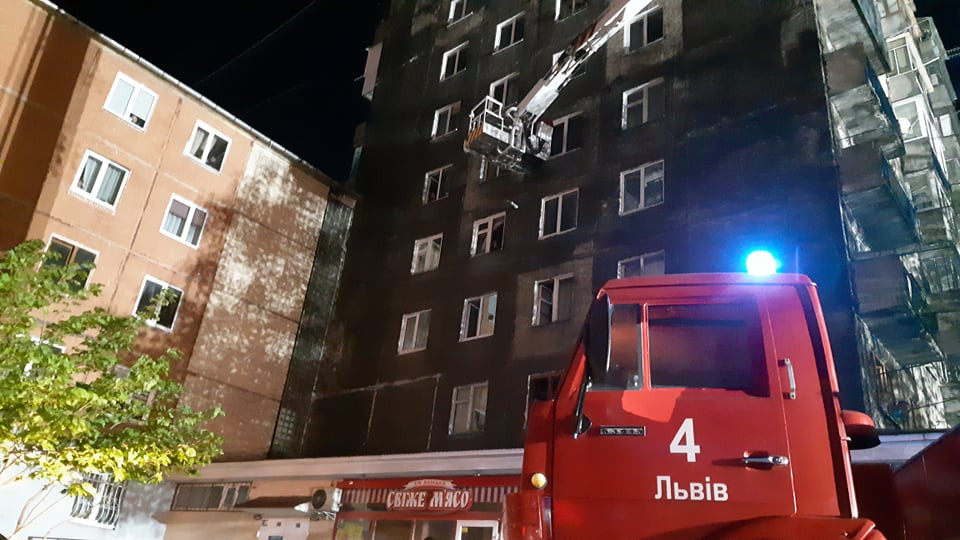 Пожар во Львове: эвакуированы около сотни жителей многоэтажки