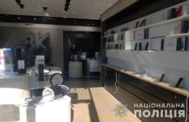 На Оболони мужчина за раз вынес 17 телефонов из магазина, фото