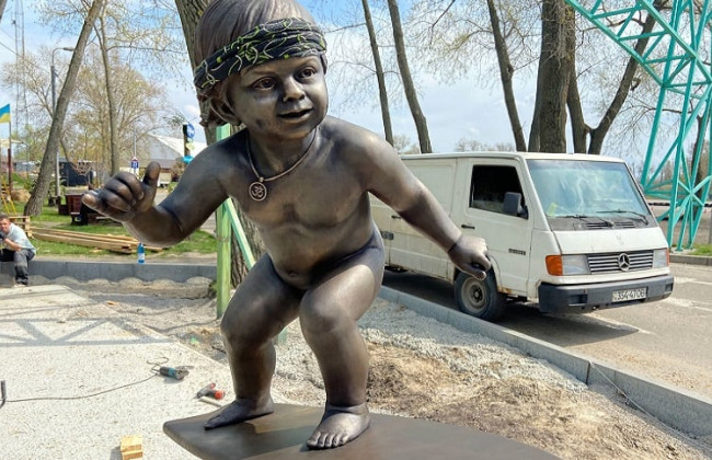 До дня Києва відкриють скульптуру Малюка-серфінгіста